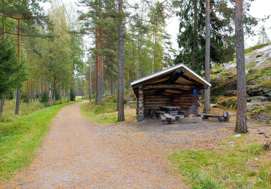 Kuntaradan varrella sijaitseva esteetön laavu. Vasemmalla puolella kulkee kivituhkalla päällystetty kuntorata ja oikealla näkyy laavu. Ympärillä on metsää.