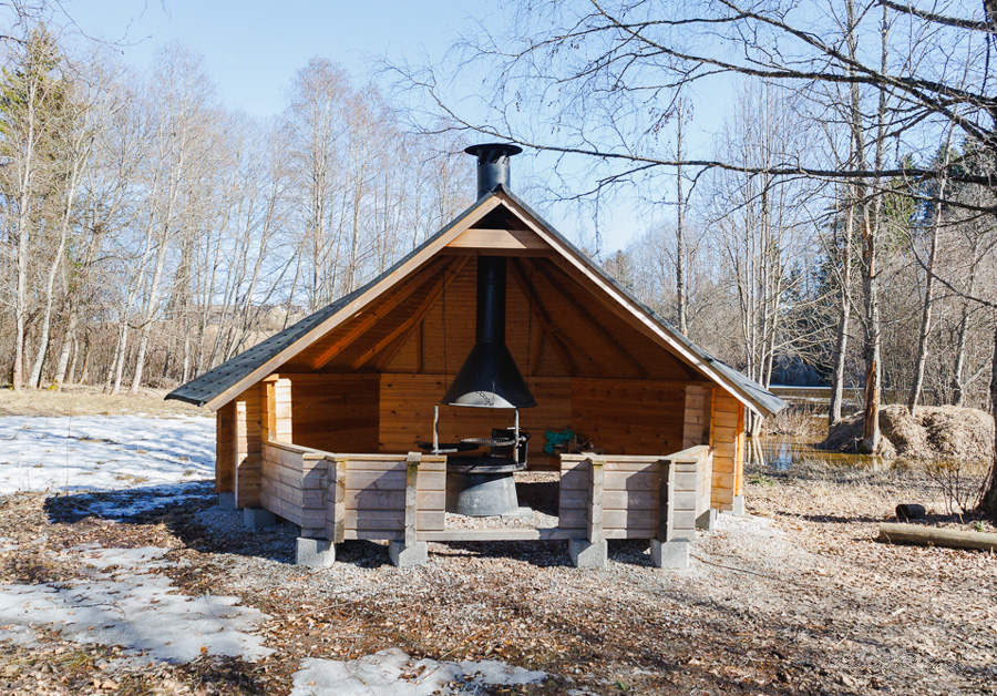 Hormillinen kotalaavu kuvattuna läheltä edestäpäin. Laavun takana näkyy metsää.