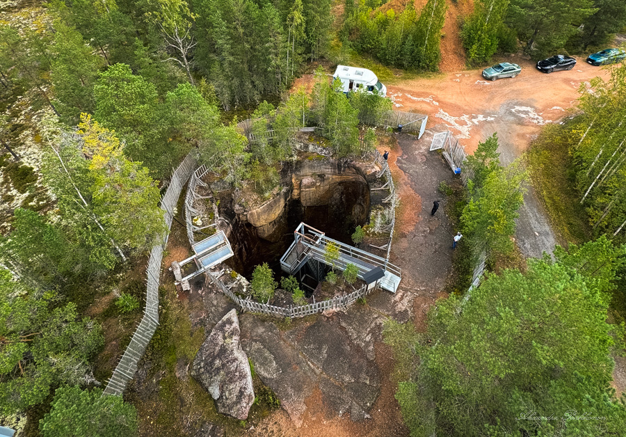 Näkötornista alaspäin otettu kuva, joss näkyy suuri rapaumaonkalo ja sen ympärillä aidattu alue.