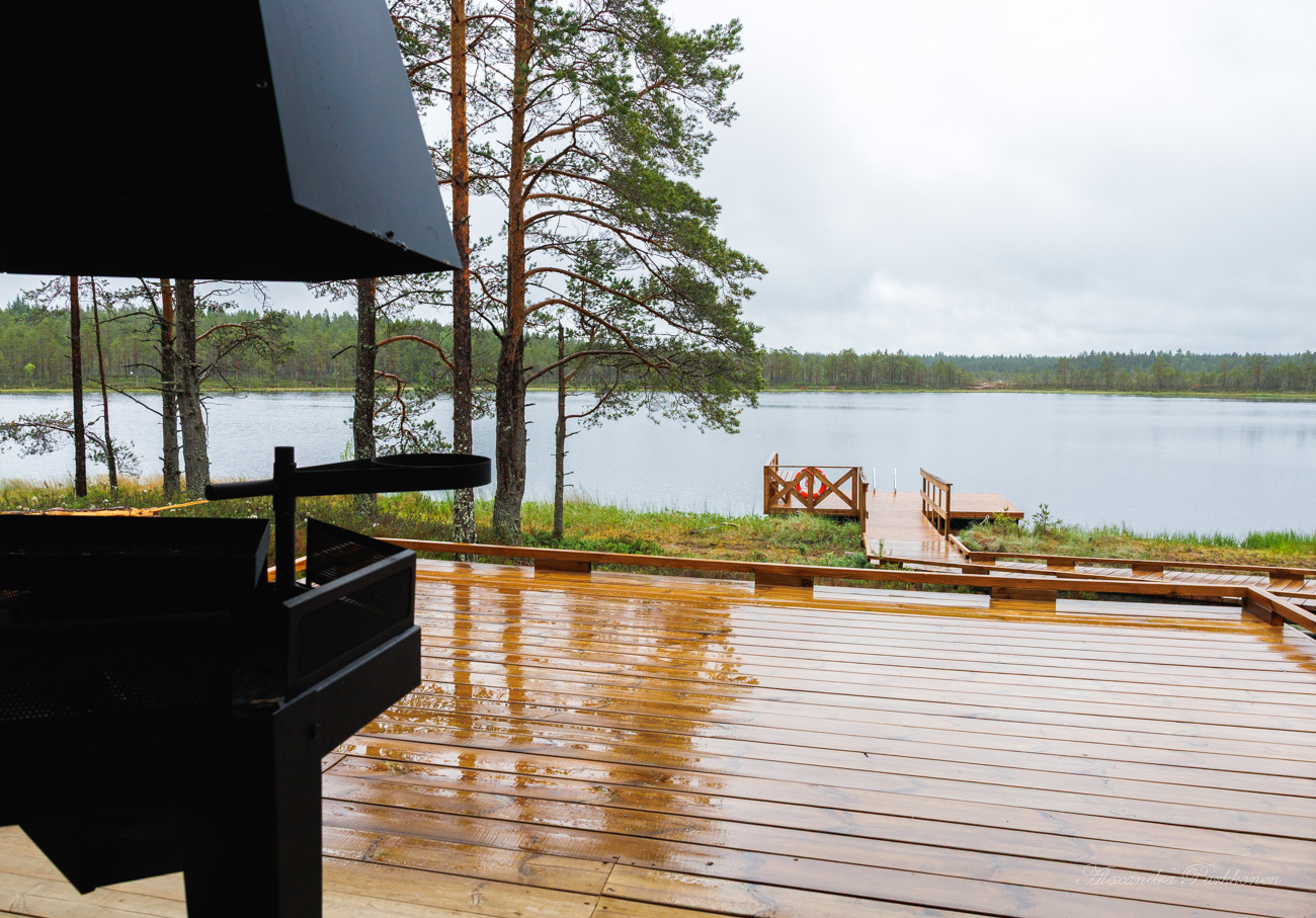 Järvimaisema avautuu laavun sisältä katsottuna.